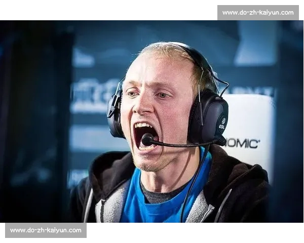 达赫迪斯里兰卡表演赛惊现神级一杆！传奇老将再现教科书级花式击球