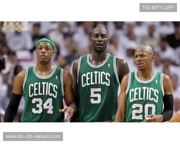 力劈华山！史密斯隔人补扣领衔总决赛十佳球